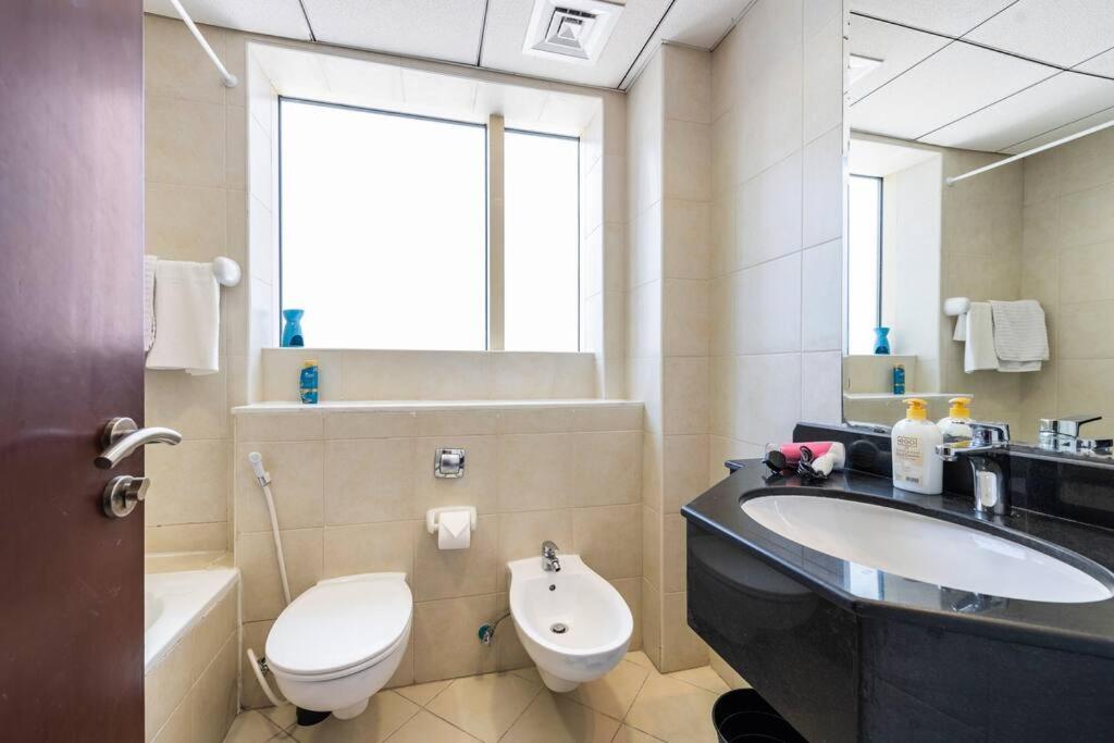 Bright And Spacious 2 Bedrooms With Views In Jlt Near Marina And Jbr * Dubai